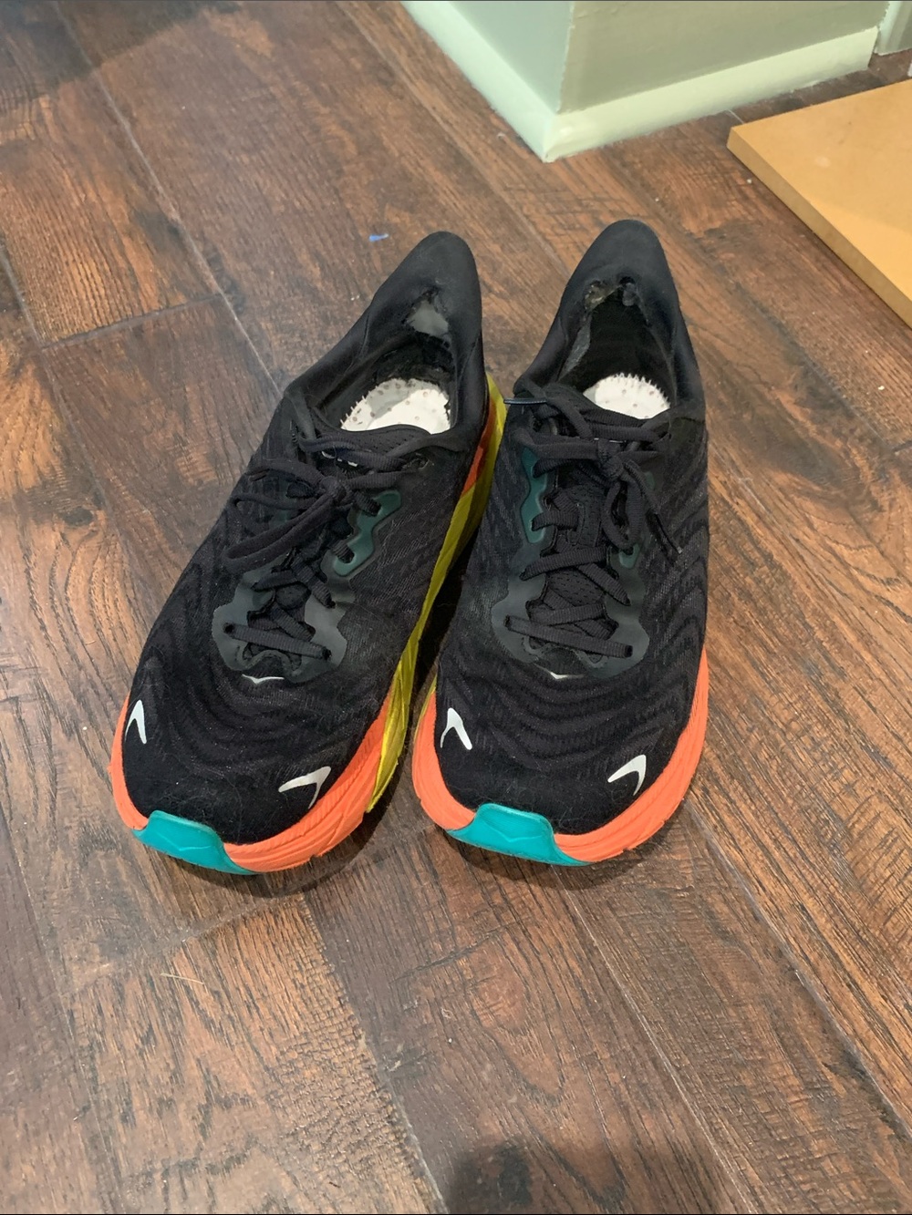 Hoka One One Arahi 6 Men's Black Running Shoes with Orange Teal Accents Size 9D